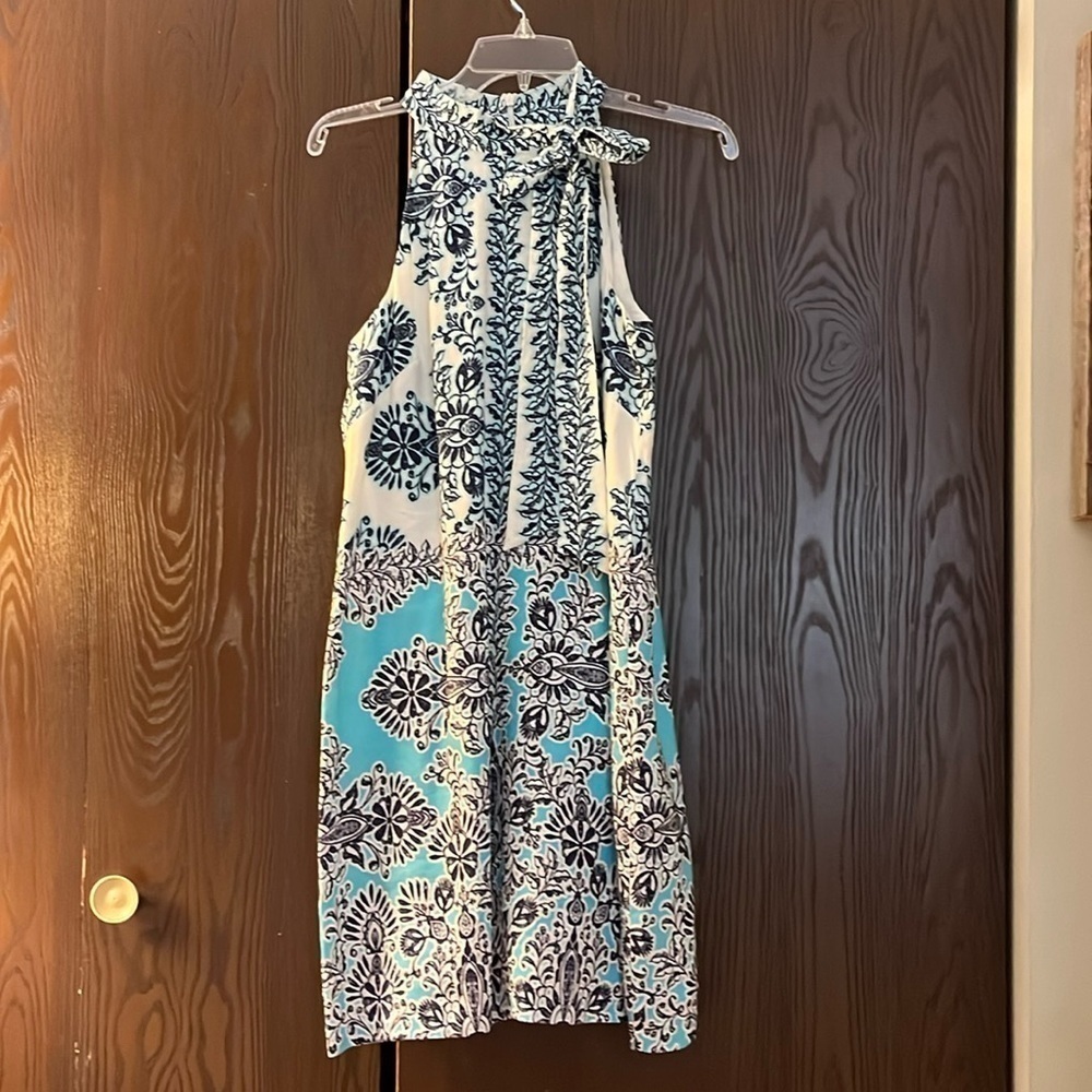 Vince Camuto sleeveless dress in white, aqua and black designed with bow. Size 6
